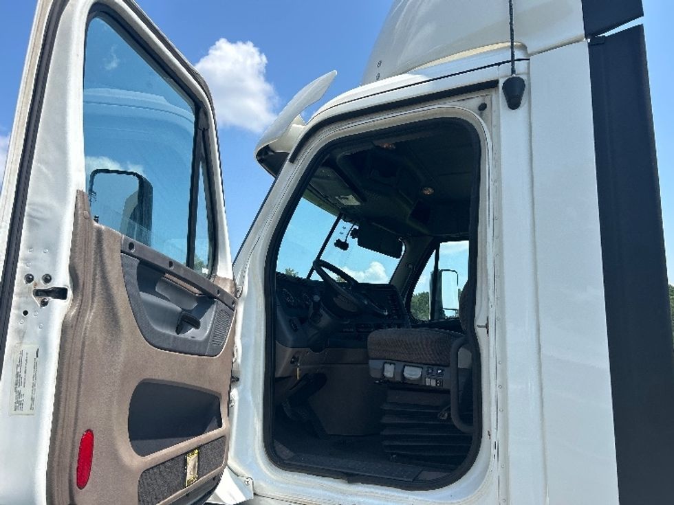 Day Cab Tractor-Heavy Duty Tractors-Freightliner-2018-Cascadia 12564ST-Asheville-NC-645,769\n\t\tmiles-$ 24,500 - Image 8