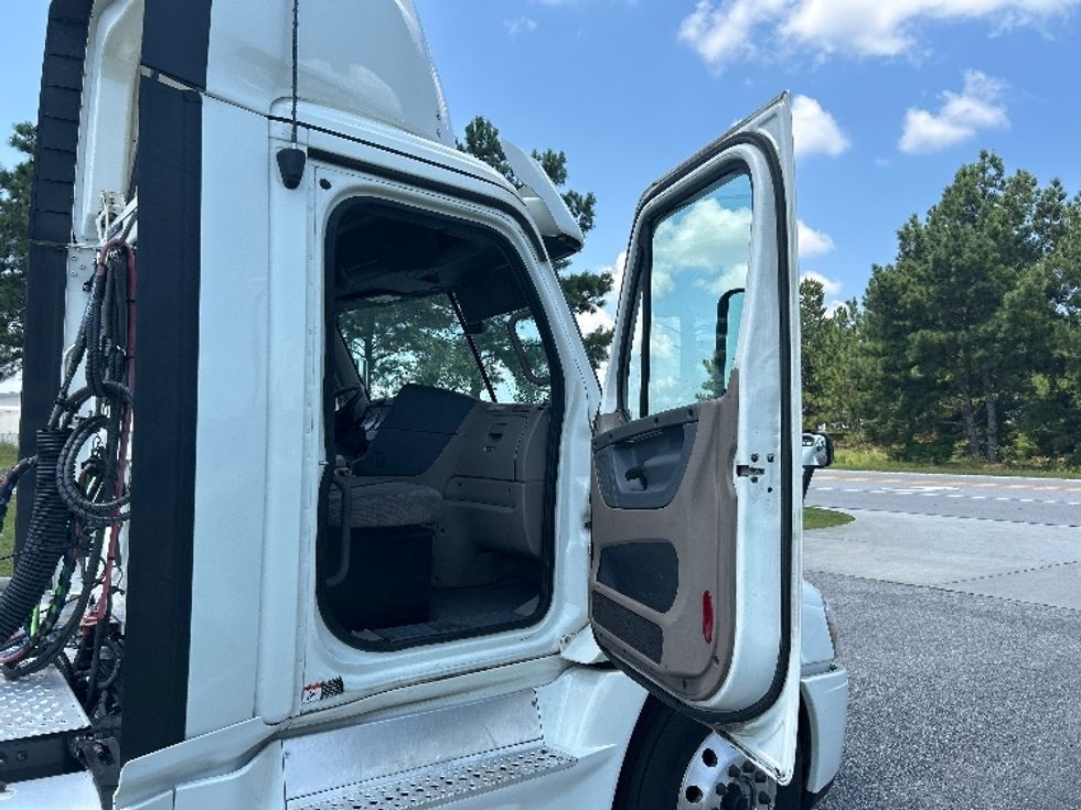 Day Cab Tractor-Heavy Duty Tractors-Freightliner-2018-Cascadia 12564ST-Asheville-NC-645,769\n\t\tmiles-$ 24,500 - Image 9