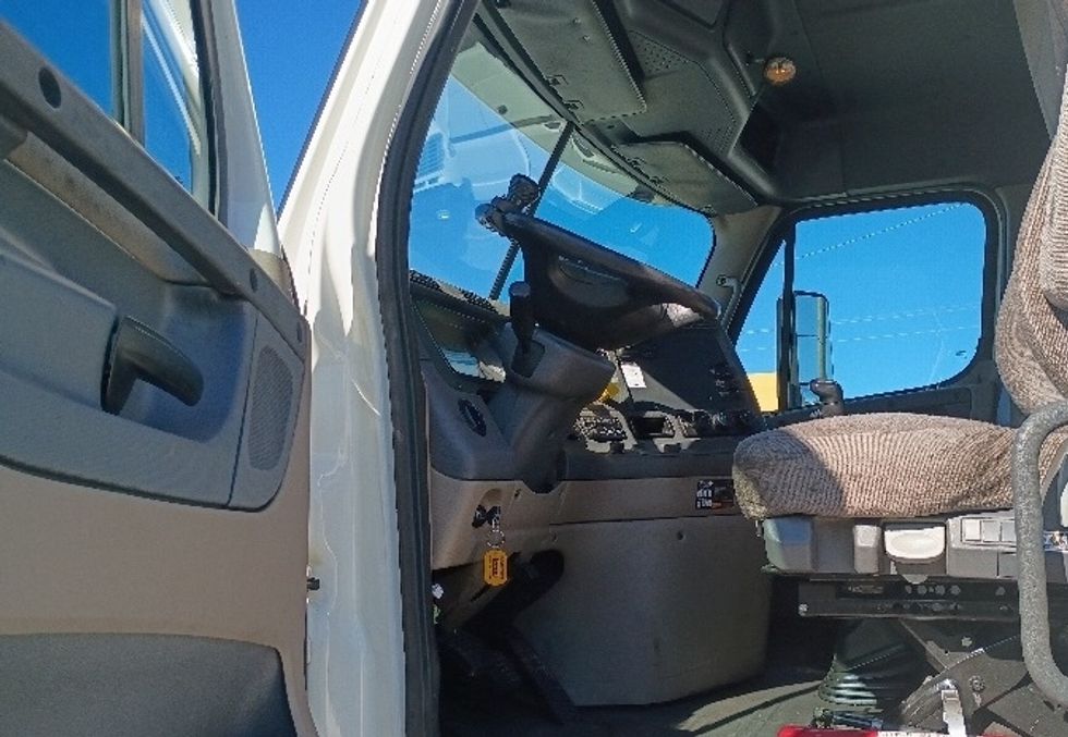 Day Cab Tractor-Heavy Duty Tractors-Freightliner-2018-Cascadia 12564ST-Atlanta (Forest Park)-GA-451,508\n\t\tmiles-$ 34,750 - Image 9