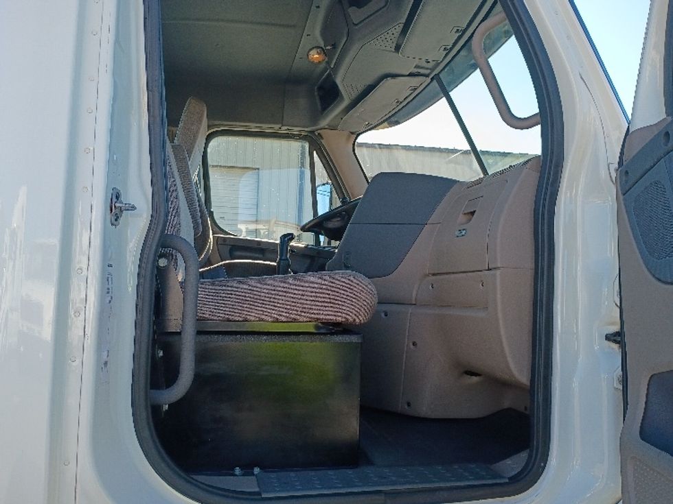 Day Cab Tractor-Heavy Duty Tractors-Freightliner-2018-Cascadia 12564ST-Atlanta (Forest Park)-GA-451,508\n\t\tmiles-$ 34,750 - Image 12