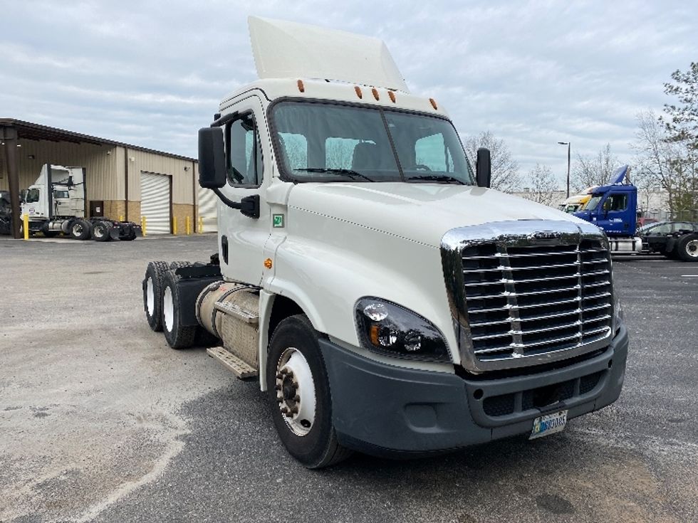 Day Cab Tractor-Heavy Duty Tractors-Freightliner-2018-Cascadia 12564ST-Atlanta-GA-333,062\n\t\tmiles-$ 44,000 - Image 1