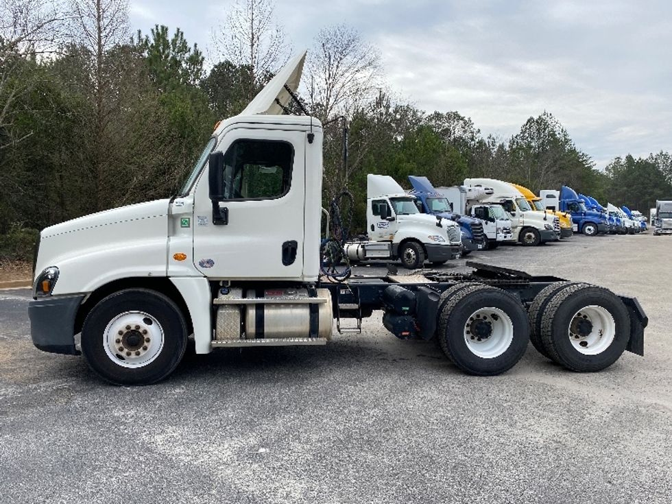 Day Cab Tractor-Heavy Duty Tractors-Freightliner-2018-Cascadia 12564ST-Atlanta-GA-333,062\n\t\tmiles-$ 44,000 - Image 4