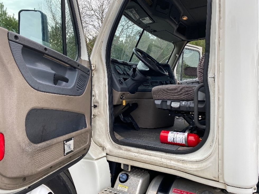 Day Cab Tractor-Heavy Duty Tractors-Freightliner-2018-Cascadia 12564ST-Atlanta-GA-333,062\n\t\tmiles-$ 44,000 - Image 9