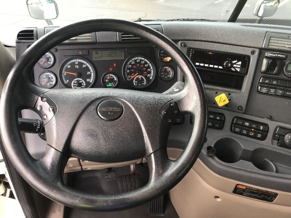 Day Cab Tractor-Heavy Duty Tractors-Freightliner-2018-Cascadia 12564ST-Atlanta-GA-359,762\n\t\tmiles-$ 48,500 - Image 11