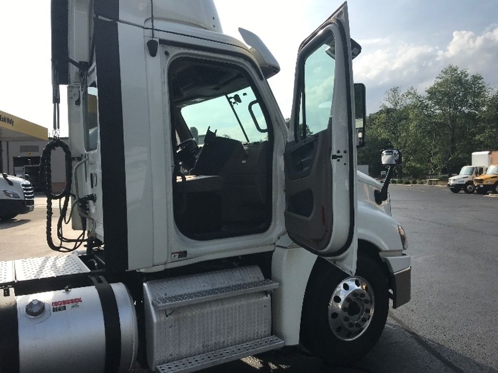 Day Cab Tractor-Heavy Duty Tractors-Freightliner-2018-Cascadia 12564ST-Atlanta-GA-359,762\n\t\tmiles-$ 48,500 - Image 12