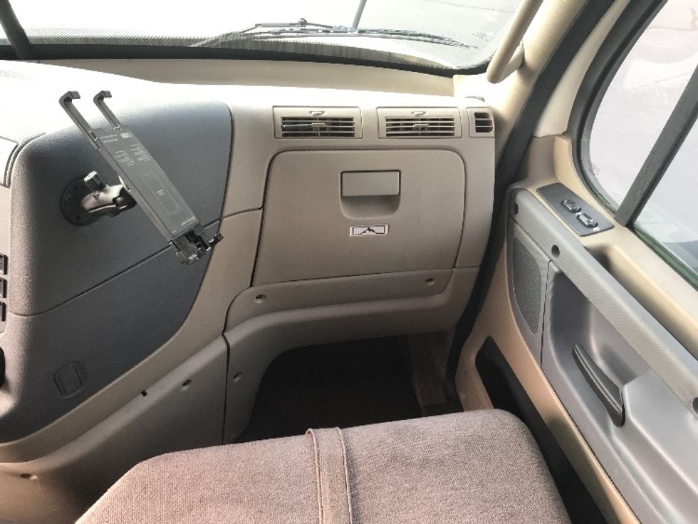 Day Cab Tractor-Heavy Duty Tractors-Freightliner-2018-Cascadia 12564ST-Atlanta-GA-359,762\n\t\tmiles-$ 48,500 - Image 13