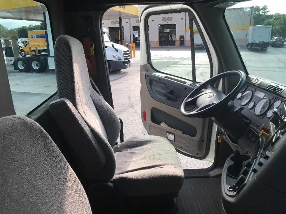 Day Cab Tractor-Heavy Duty Tractors-Freightliner-2018-Cascadia 12564ST-Atlanta-GA-359,762\n\t\tmiles-$ 48,500 - Image 14