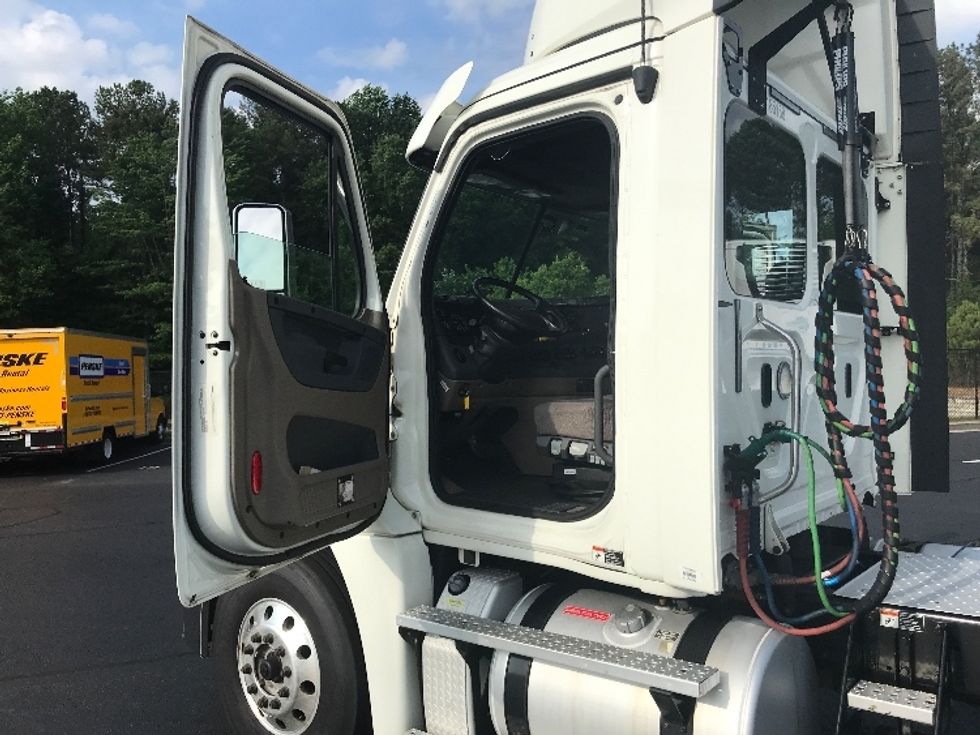 Day Cab Tractor-Heavy Duty Tractors-Freightliner-2018-Cascadia 12564ST-Atlanta-GA-359,762\n\t\tmiles-$ 48,500 - Image 9