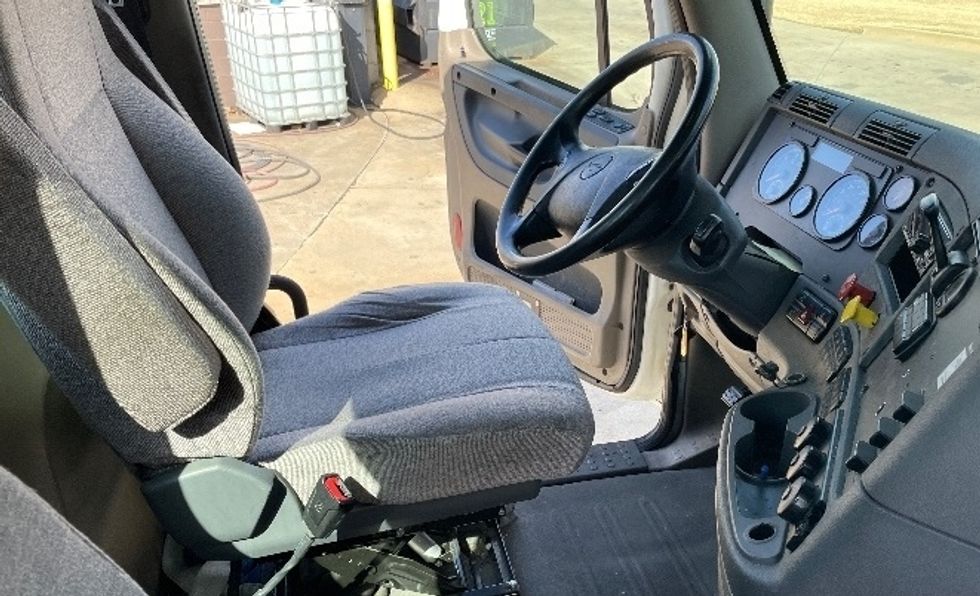 Day Cab Tractor-Heavy Duty Tractors-Freightliner-2018-Cascadia 12564ST-Auburn-AL-389,340\n\t\tmiles-$ 41,250 - Image 14