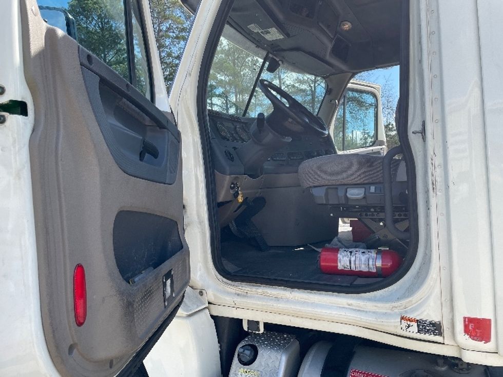 Day Cab Tractor-Heavy Duty Tractors-Freightliner-2018-Cascadia 12564ST-Auburn-AL-389,340\n\t\tmiles-$ 41,250 - Image 9