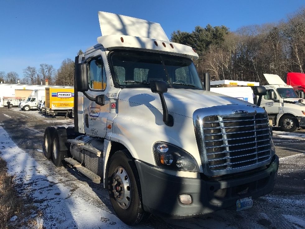 Day Cab Tractor-Heavy Duty Tractors-Freightliner-2018-Cascadia 12564ST-Auburn-MA-151,743\n\t\tmiles-$ 46,750 - Image 1