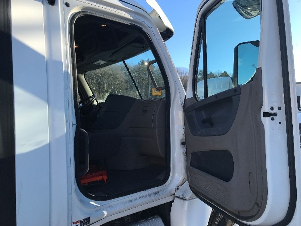 Day Cab Tractor-Heavy Duty Tractors-Freightliner-2018-Cascadia 12564ST-Auburn-MA-151,743\n\t\tmiles-$ 46,750 - Image 12