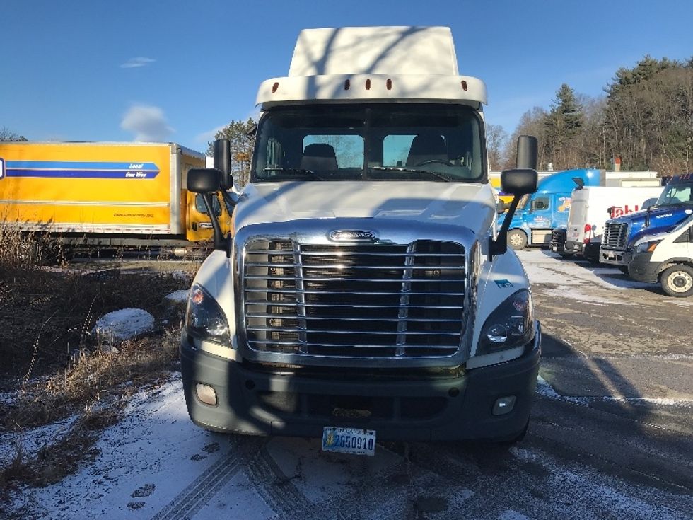 Day Cab Tractor-Heavy Duty Tractors-Freightliner-2018-Cascadia 12564ST-Auburn-MA-151,743\n\t\tmiles-$ 46,750 - Image 2