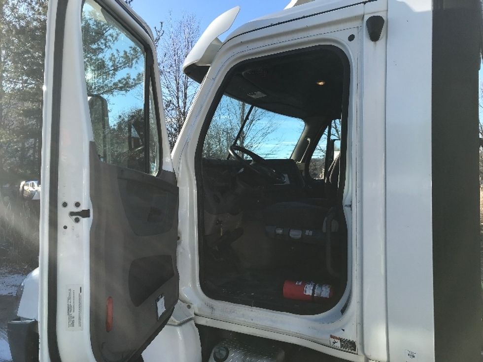 Day Cab Tractor-Heavy Duty Tractors-Freightliner-2018-Cascadia 12564ST-Auburn-MA-151,743\n\t\tmiles-$ 46,750 - Image 9