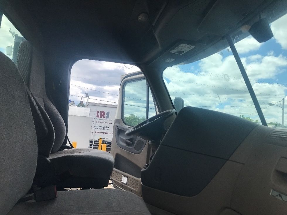 Day Cab Tractor-Heavy Duty Tractors-Freightliner-2018-Cascadia 12564ST-Baltimore-MD-589,673\n\t\tmiles-$ 30,250 - Image 13