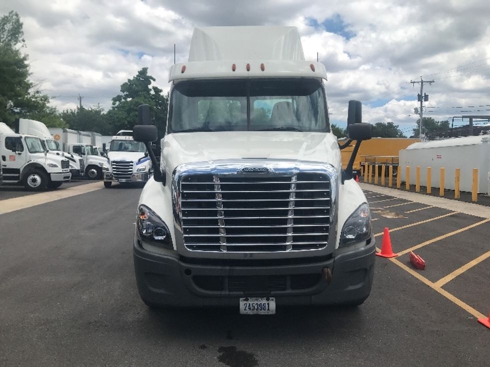 Day Cab Tractor-Heavy Duty Tractors-Freightliner-2018-Cascadia 12564ST-Baltimore-MD-589,673\n\t\tmiles-$ 30,250 - Image 2