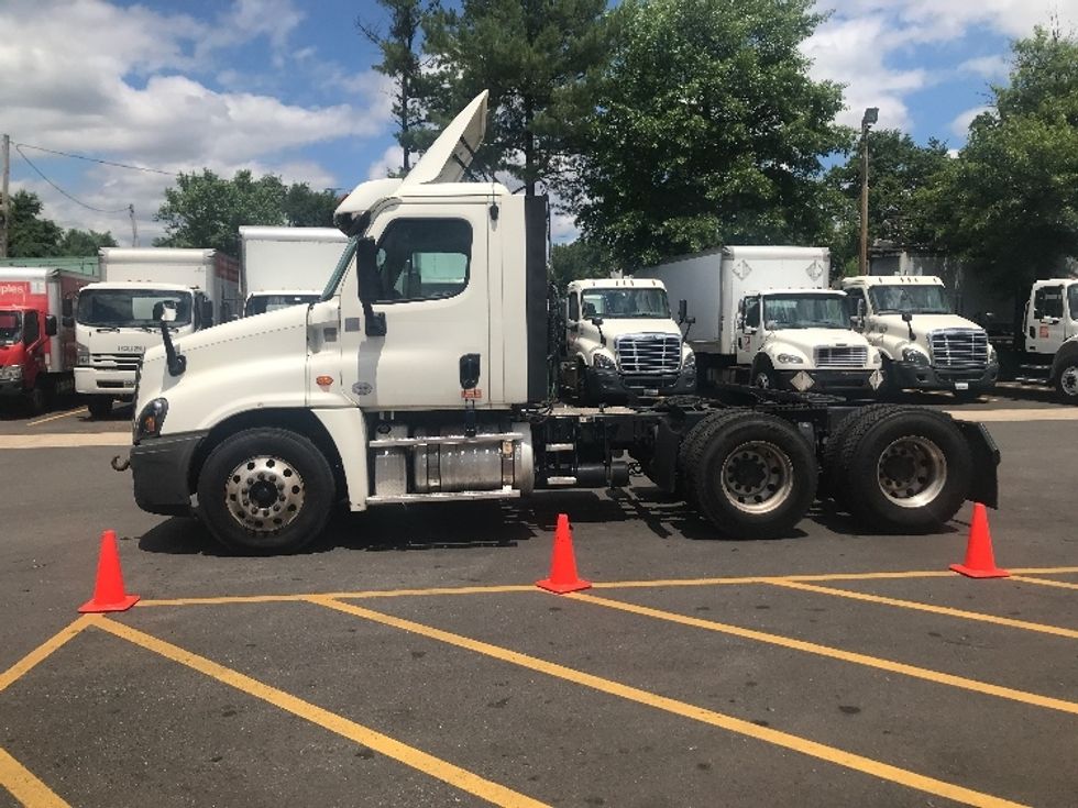 Day Cab Tractor-Heavy Duty Tractors-Freightliner-2018-Cascadia 12564ST-Baltimore-MD-589,673\n\t\tmiles-$ 30,250 - Image 4
