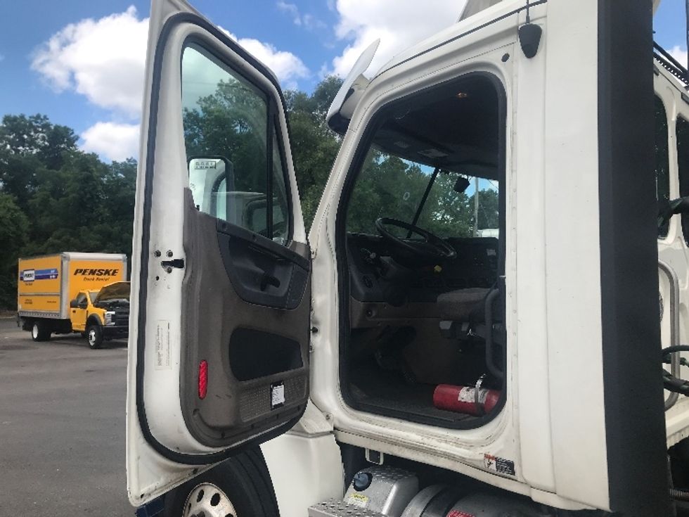 Day Cab Tractor-Heavy Duty Tractors-Freightliner-2018-Cascadia 12564ST-Baltimore-MD-589,673\n\t\tmiles-$ 30,250 - Image 8