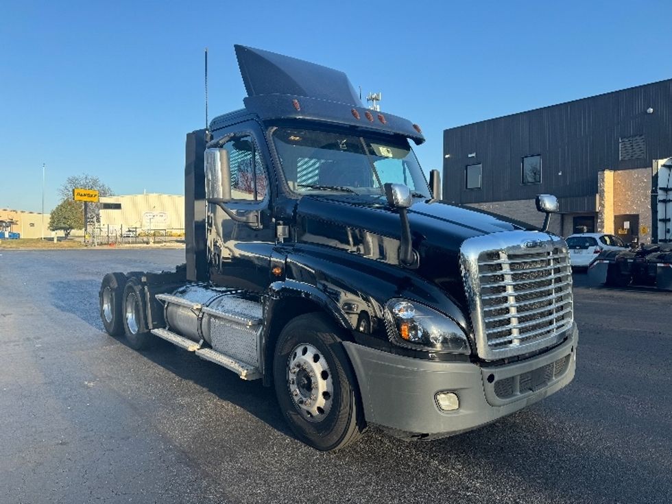 Day Cab Tractor-Heavy Duty Tractors-Freightliner-2018-Cascadia 12564ST-Belcamp-MD-517,216\n\t\tmiles-$ 31,000 - Image 1