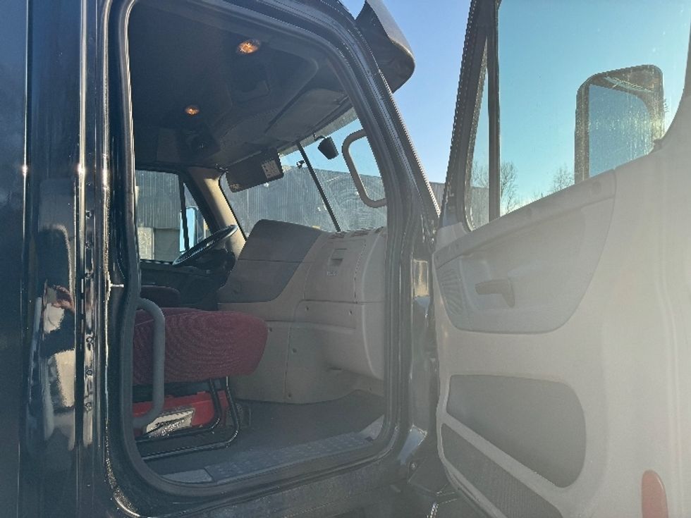 Day Cab Tractor-Heavy Duty Tractors-Freightliner-2018-Cascadia 12564ST-Belcamp-MD-517,216\n\t\tmiles-$ 31,000 - Image 10