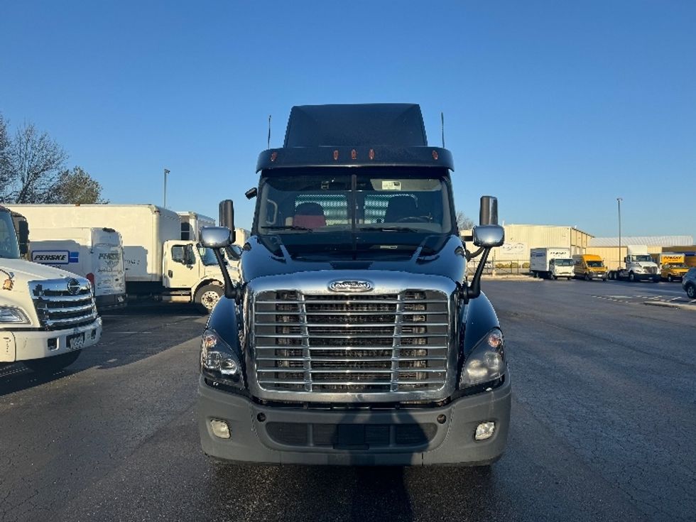 Day Cab Tractor-Heavy Duty Tractors-Freightliner-2018-Cascadia 12564ST-Belcamp-MD-517,216\n\t\tmiles-$ 31,000 - Image 2