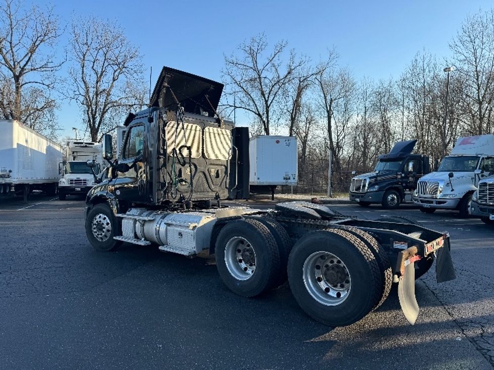Day Cab Tractor-Heavy Duty Tractors-Freightliner-2018-Cascadia 12564ST-Belcamp-MD-517,216\n\t\tmiles-$ 31,000 - Image 5