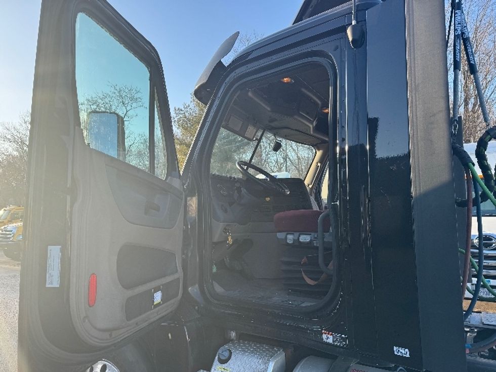 Day Cab Tractor-Heavy Duty Tractors-Freightliner-2018-Cascadia 12564ST-Belcamp-MD-517,216\n\t\tmiles-$ 31,000 - Image 8