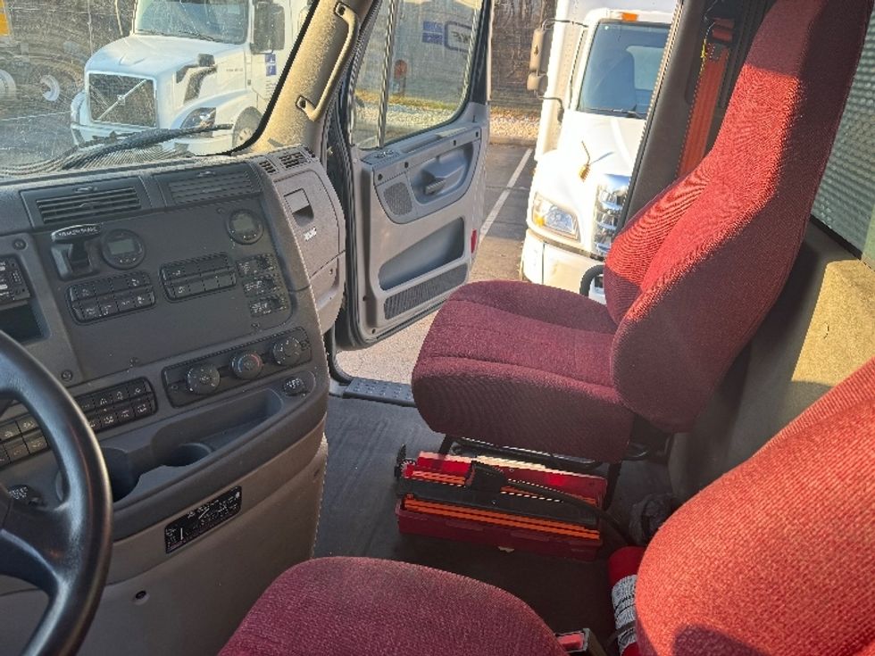 Day Cab Tractor-Heavy Duty Tractors-Freightliner-2018-Cascadia 12564ST-Belcamp-MD-517,216\n\t\tmiles-$ 31,000 - Image 9