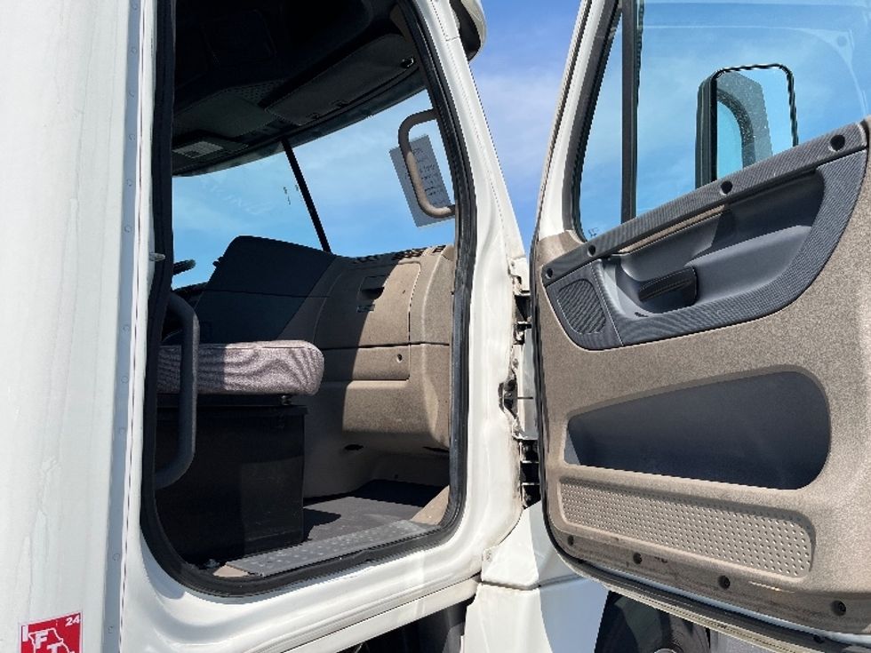 Day Cab Tractor-Heavy Duty Tractors-Freightliner-2018-Cascadia 12564ST-Bensalem-PA-378,413\n\t\tmiles-$ 43,750 - Image 12