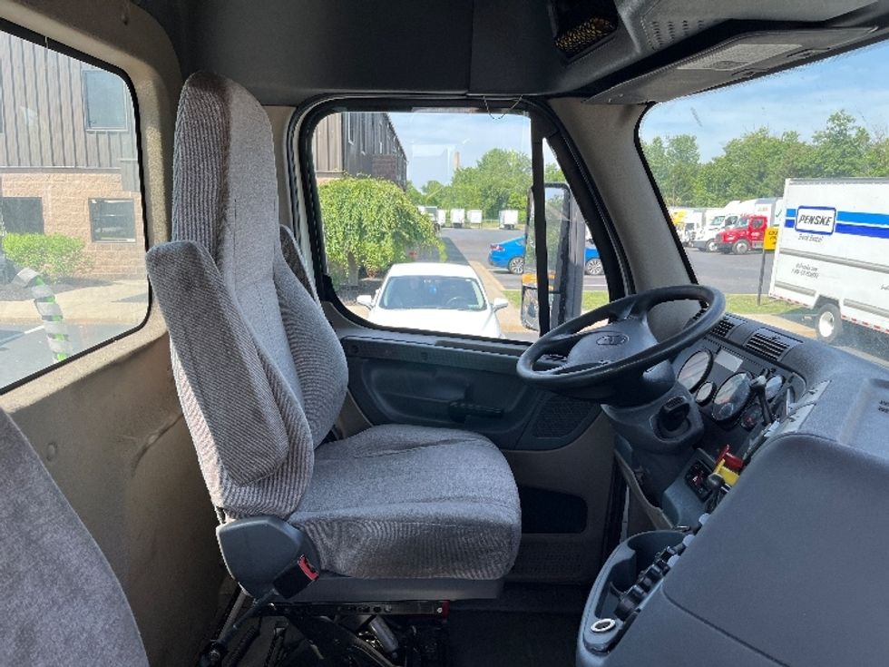 Day Cab Tractor-Heavy Duty Tractors-Freightliner-2018-Cascadia 12564ST-Bensalem-PA-378,413\n\t\tmiles-$ 43,750 - Image 14