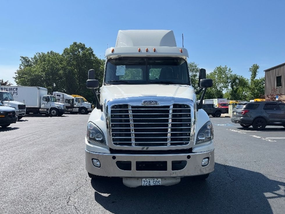 Day Cab Tractor-Heavy Duty Tractors-Freightliner-2018-Cascadia 12564ST-Bensalem-PA-378,413\n\t\tmiles-$ 43,750 - Image 2