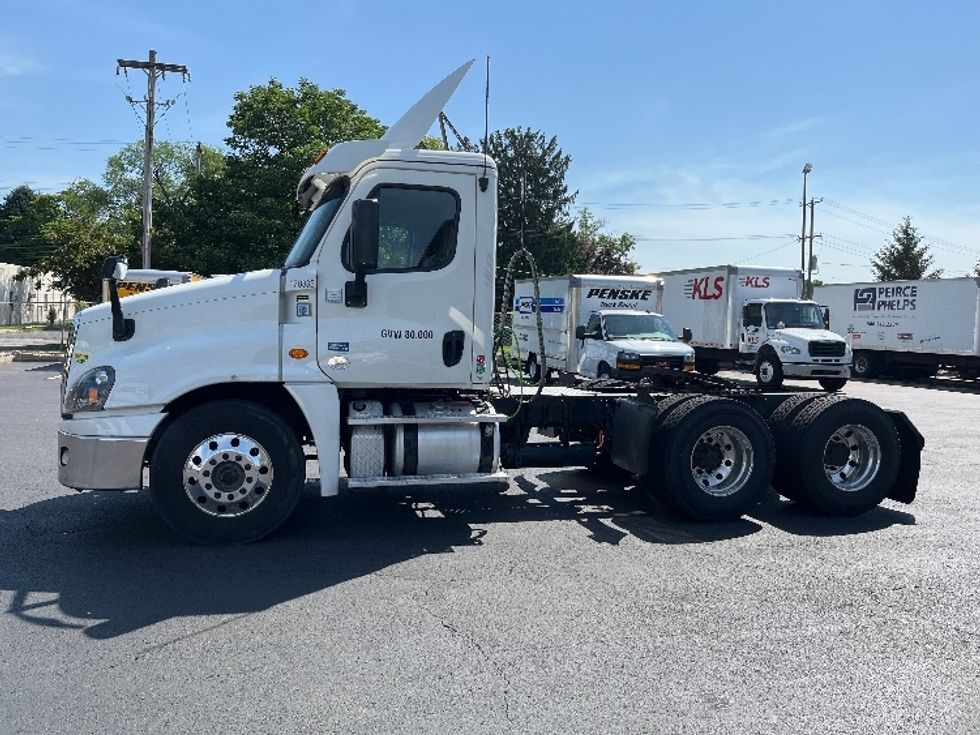 Day Cab Tractor-Heavy Duty Tractors-Freightliner-2018-Cascadia 12564ST-Bensalem-PA-378,413\n\t\tmiles-$ 43,750 - Image 4