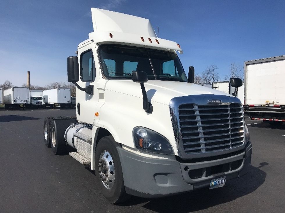 Day Cab Tractor-Heavy Duty Tractors-Freightliner-2018-Cascadia 12564ST-Bensalem-PA-398,141\n\t\tmiles-$ 34,000 - Image 1
