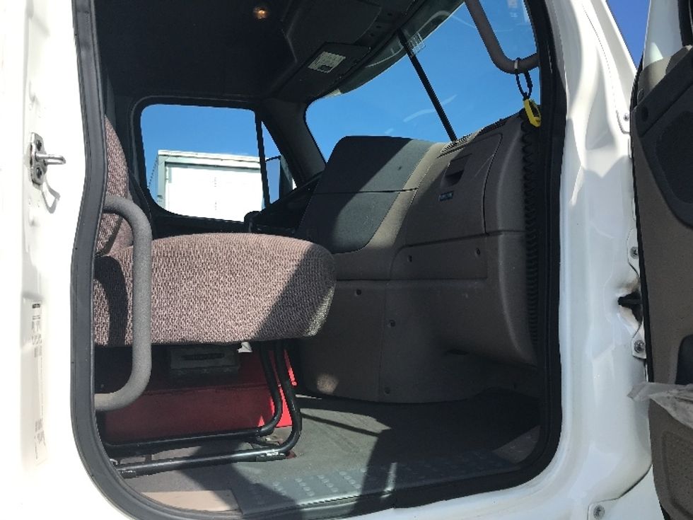 Day Cab Tractor-Heavy Duty Tractors-Freightliner-2018-Cascadia 12564ST-Bensalem-PA-398,141\n\t\tmiles-$ 34,000 - Image 12