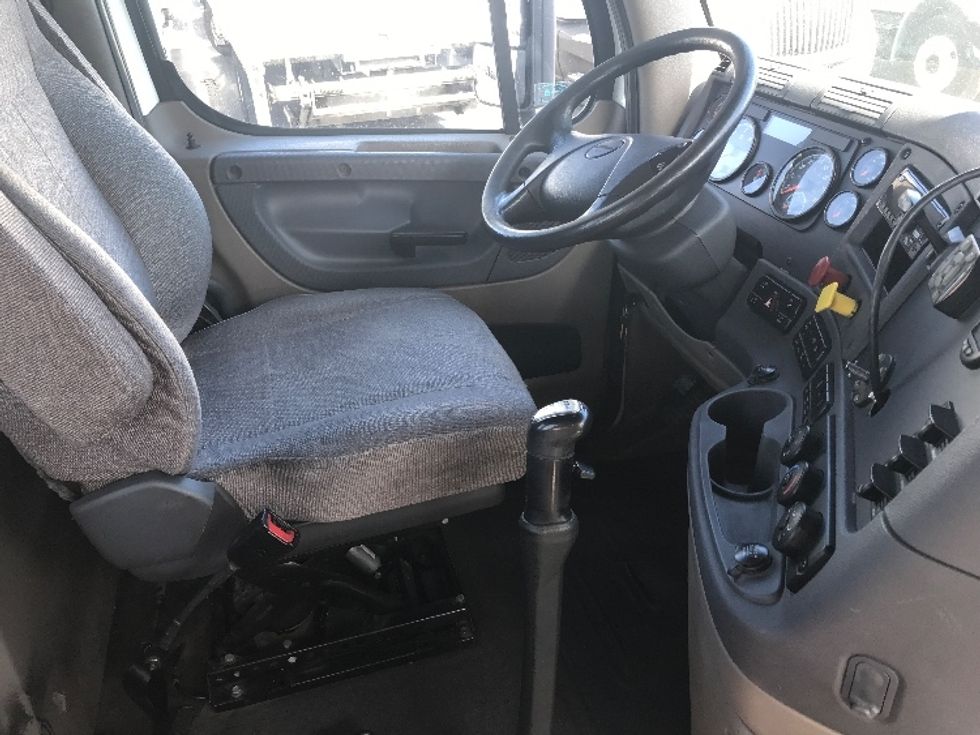 Day Cab Tractor-Heavy Duty Tractors-Freightliner-2018-Cascadia 12564ST-Bensalem-PA-398,141\n\t\tmiles-$ 34,000 - Image 14
