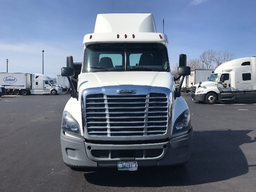 Day Cab Tractor-Heavy Duty Tractors-Freightliner-2018-Cascadia 12564ST-Bensalem-PA-398,141\n\t\tmiles-$ 34,000 - Image 2