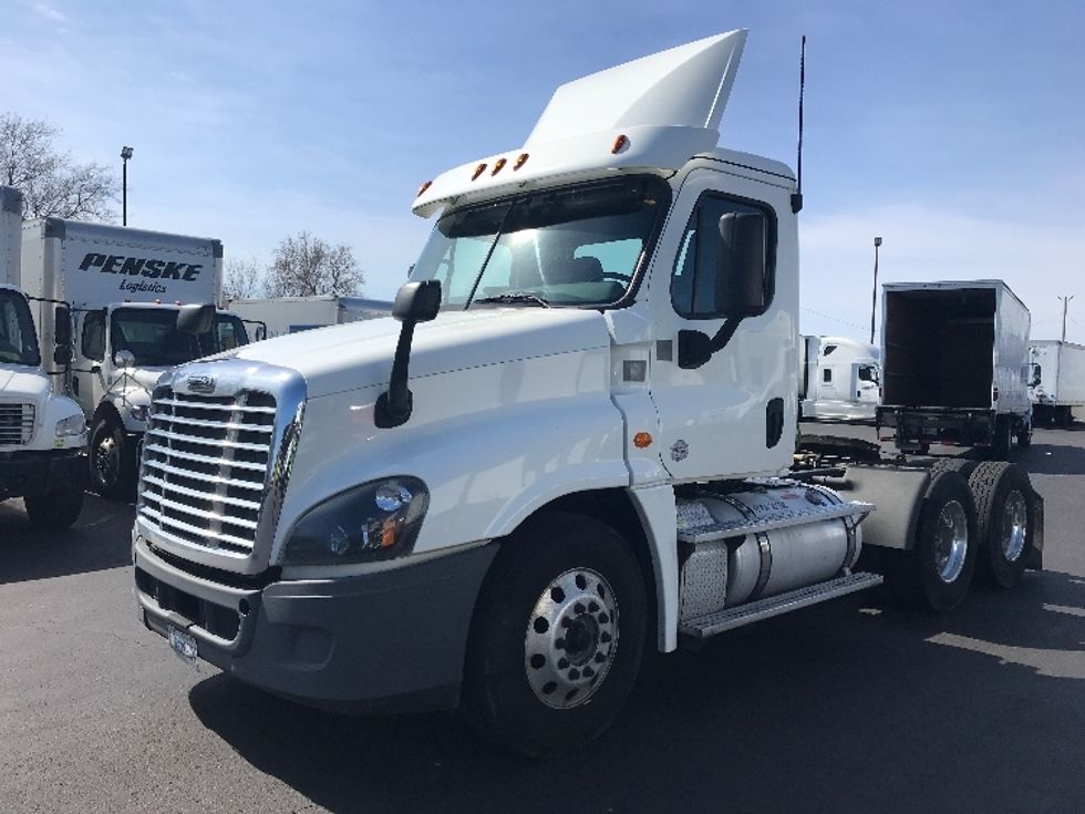 Day Cab Tractor-Heavy Duty Tractors-Freightliner-2018-Cascadia 12564ST-Bensalem-PA-398,141\n\t\tmiles-$ 34,000 - Image 3