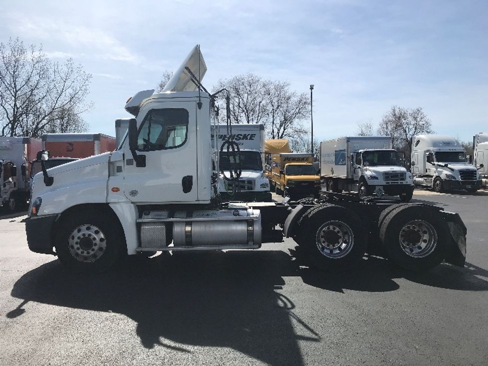Day Cab Tractor-Heavy Duty Tractors-Freightliner-2018-Cascadia 12564ST-Bensalem-PA-398,141\n\t\tmiles-$ 34,000 - Image 4