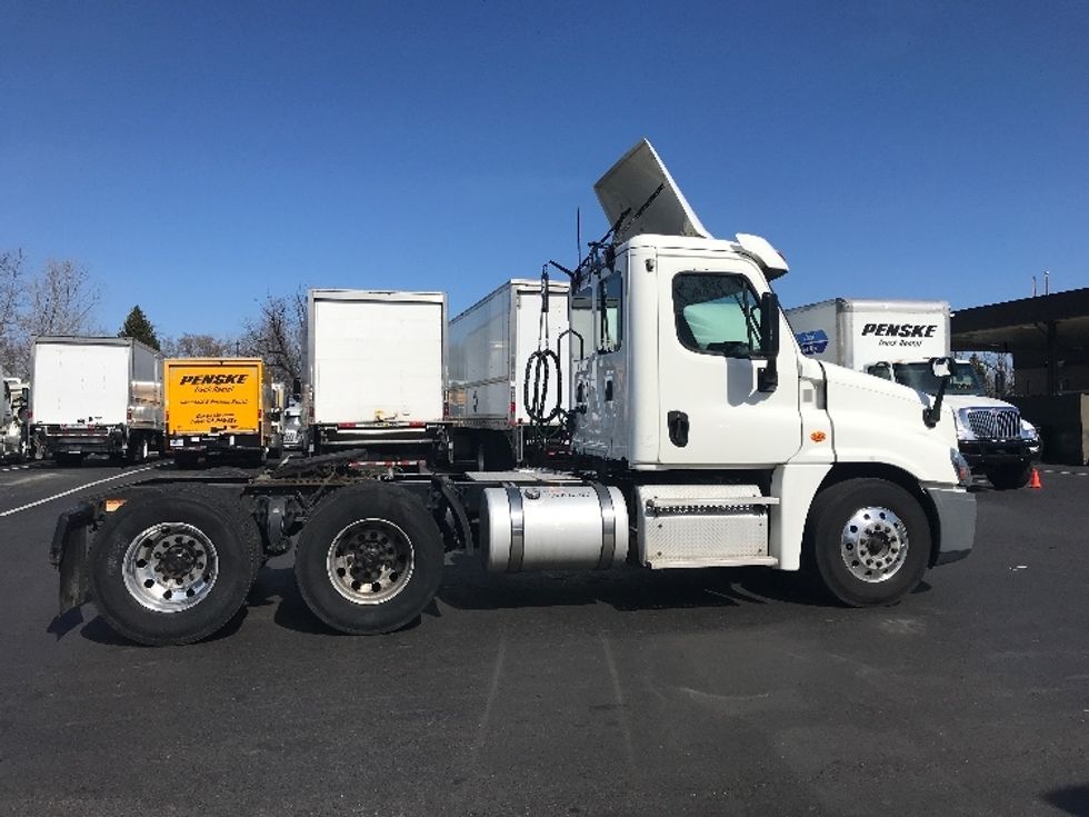 Day Cab Tractor-Heavy Duty Tractors-Freightliner-2018-Cascadia 12564ST-Bensalem-PA-398,141\n\t\tmiles-$ 34,000 - Image 8