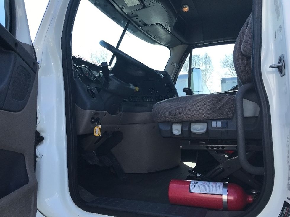 Day Cab Tractor-Heavy Duty Tractors-Freightliner-2018-Cascadia 12564ST-Bensalem-PA-398,141\n\t\tmiles-$ 34,000 - Image 9