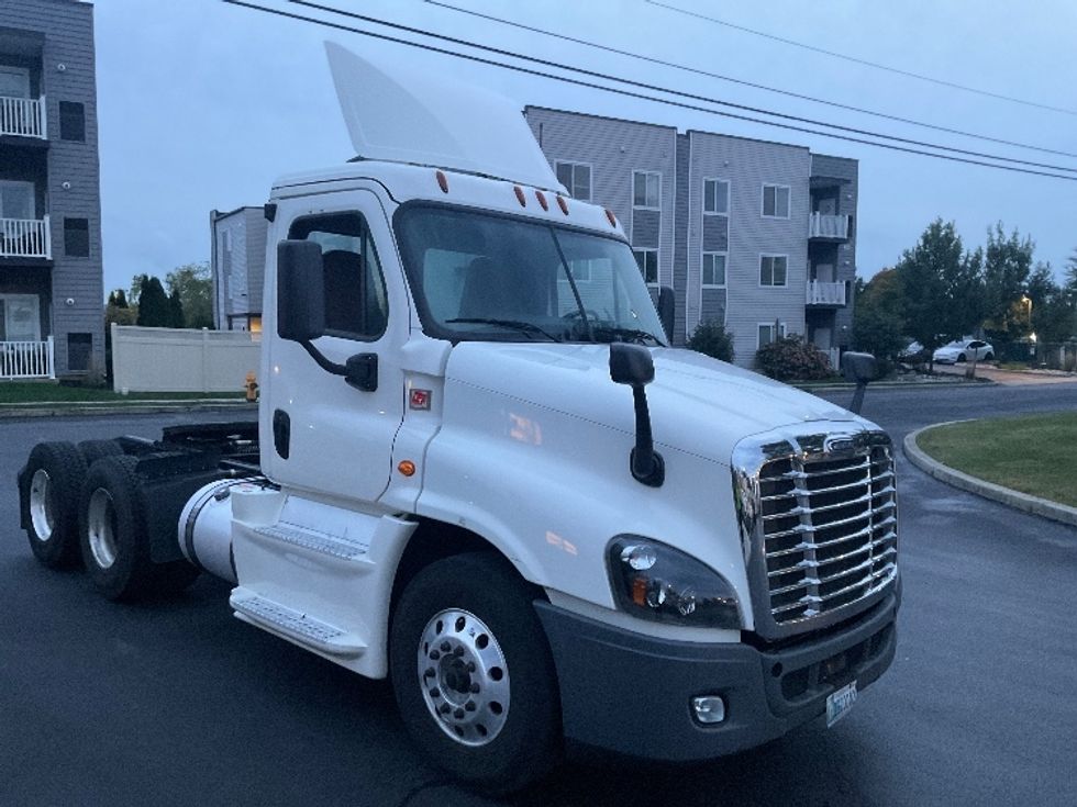 Day Cab Tractor-Heavy Duty Tractors-Freightliner-2018-Cascadia 12564ST-Bethlehem-PA-304,082\n\t\tmiles-$ 43,500 - Image 1