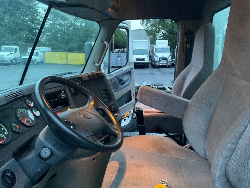 Day Cab Tractor-Heavy Duty Tractors-Freightliner-2018-Cascadia 12564ST-Bethlehem-PA-304,082\n\t\tmiles-$ 43,500 - Image 10