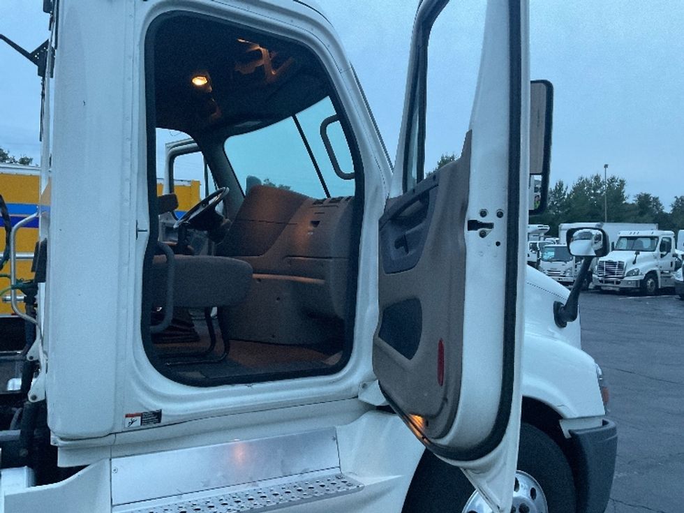 Day Cab Tractor-Heavy Duty Tractors-Freightliner-2018-Cascadia 12564ST-Bethlehem-PA-304,082\n\t\tmiles-$ 43,500 - Image 12