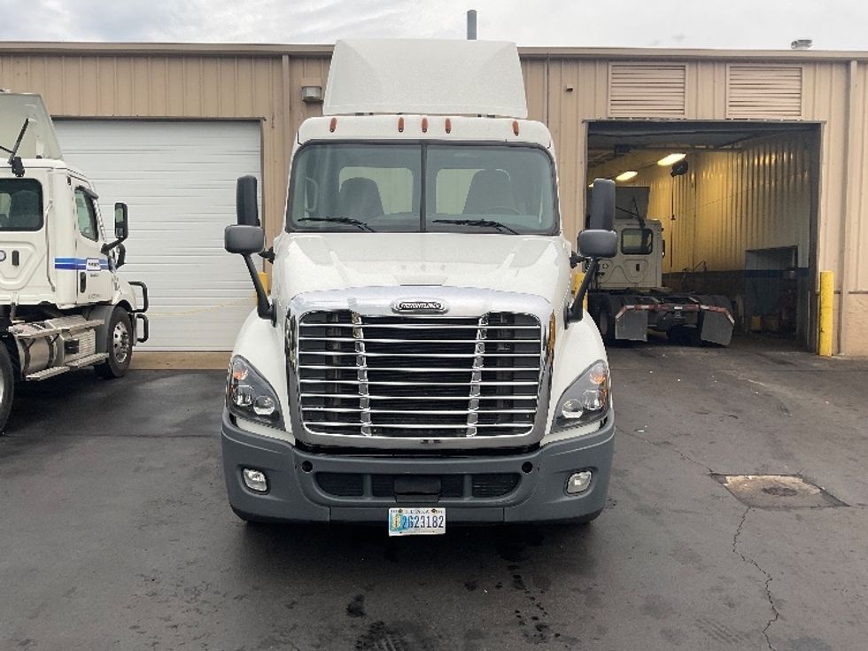Day Cab Tractor-Heavy Duty Tractors-Freightliner-2018-Cascadia 12564ST-Bethlehem-PA-304,082\n\t\tmiles-$ 43,500 - Image 2