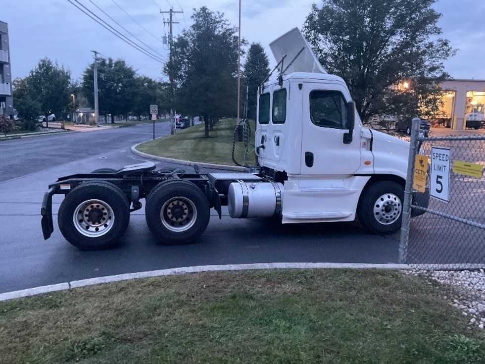 Day Cab Tractor-Heavy Duty Tractors-Freightliner-2018-Cascadia 12564ST-Bethlehem-PA-304,082\n\t\tmiles-$ 43,500 - Image 8