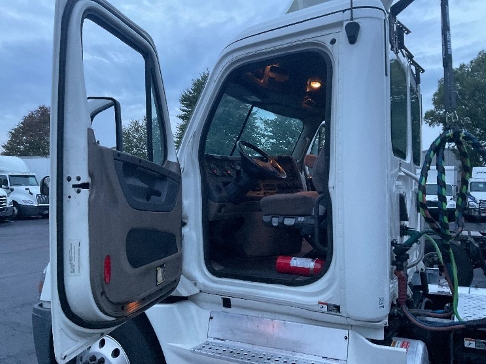 Day Cab Tractor-Heavy Duty Tractors-Freightliner-2018-Cascadia 12564ST-Bethlehem-PA-304,082\n\t\tmiles-$ 43,500 - Image 9