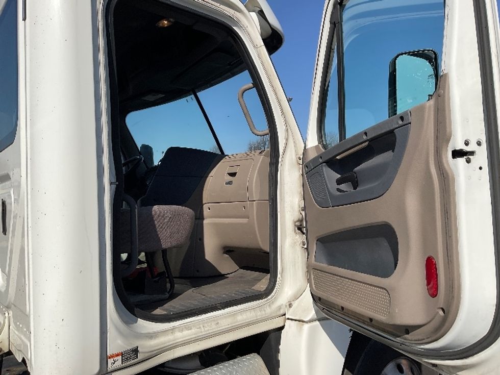 Day Cab Tractor-Heavy Duty Tractors-Freightliner-2018-Cascadia 12564ST-Bethlehem-PA-475,958\n\t\tmiles-$ 35,750 - Image 12