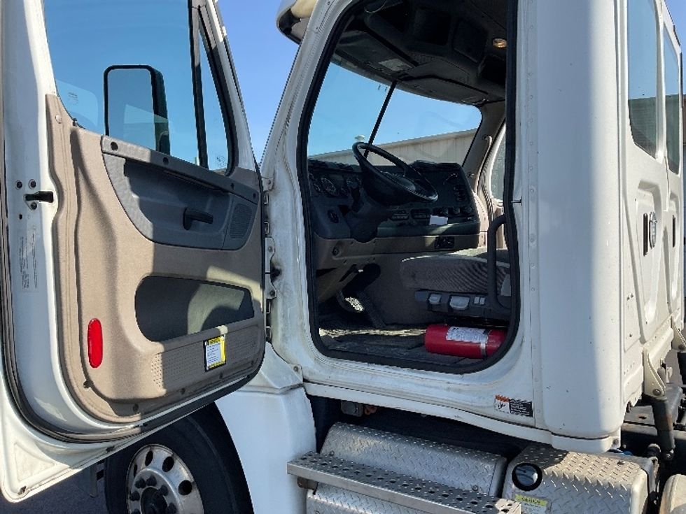 Day Cab Tractor-Heavy Duty Tractors-Freightliner-2018-Cascadia 12564ST-Bethlehem-PA-475,958\n\t\tmiles-$ 35,750 - Image 9