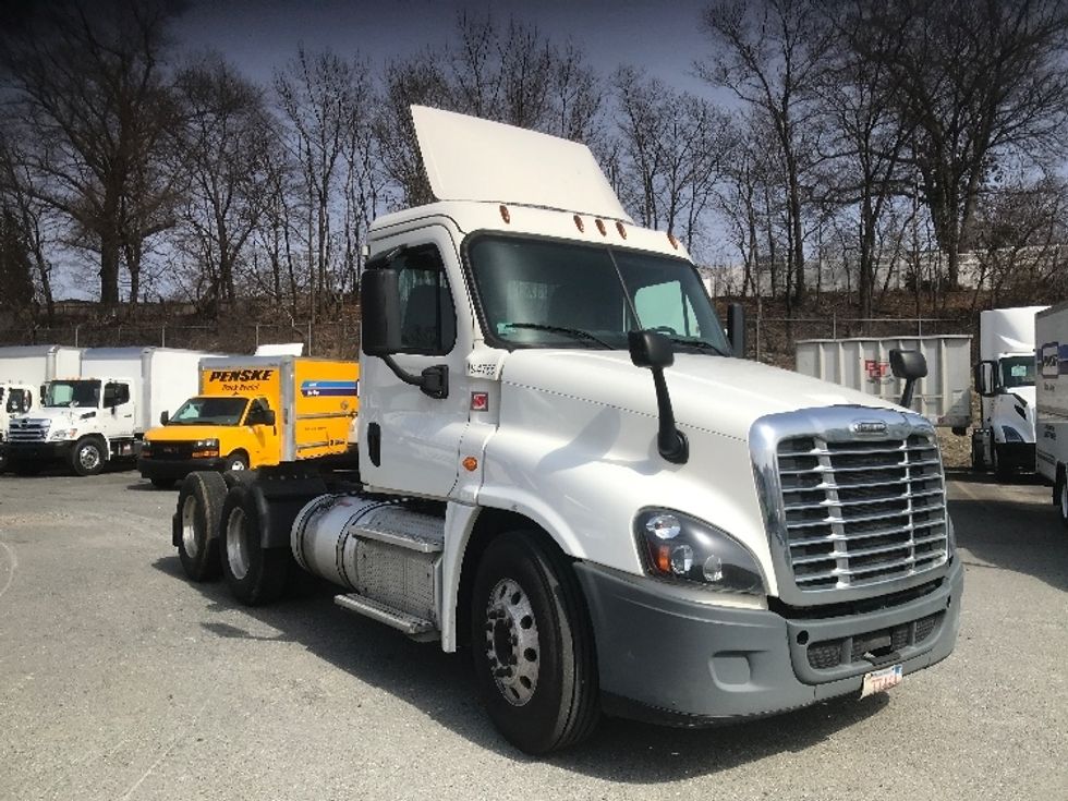 Day Cab Tractor-Heavy Duty Tractors-Freightliner-2018-Cascadia 12564ST-Braintree-MA-300,643\n\t\tmiles-$ 39,000 - Image 1