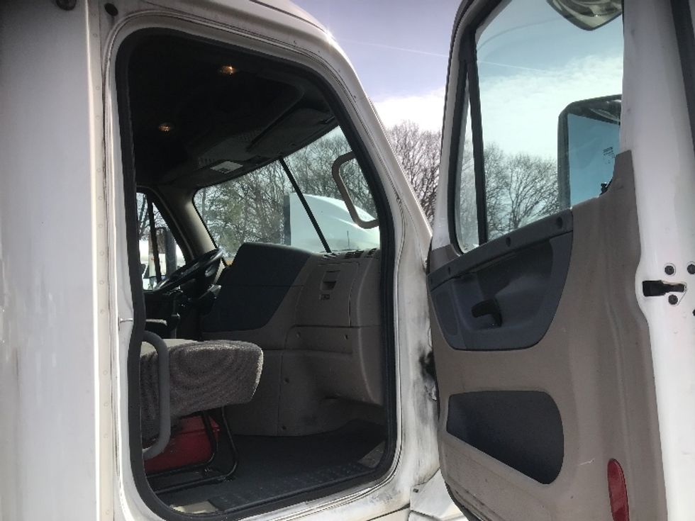 Day Cab Tractor-Heavy Duty Tractors-Freightliner-2018-Cascadia 12564ST-Braintree-MA-300,643\n\t\tmiles-$ 39,000 - Image 12